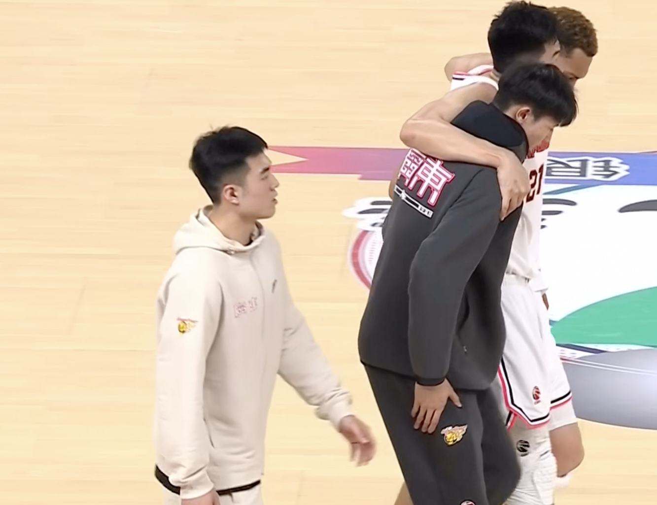 比赛中一位中锋球员的篮下强攻让对手束手无策的简单介绍 比赛中一位中锋球员的篮下强攻让对手束手无策的简单介绍