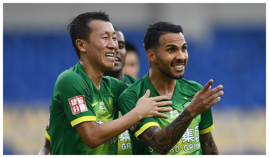 青岛黄海主场告捷,领跑积分榜 青岛黄海主场告捷,领跑积分榜