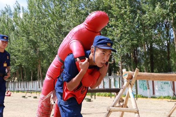 金牌争夺战打响在竞技场上激情澎湃的简单介绍