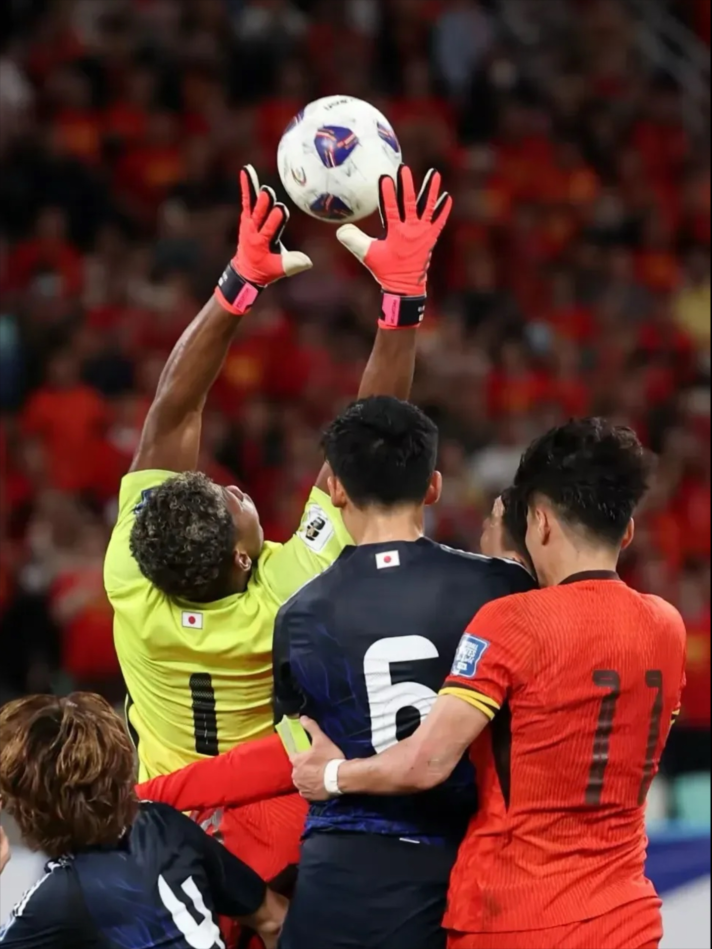 球员们为了比赛胜利全力以赴令人感动